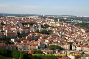 La colline des canuts: les tisserands de soie en face de la colline de Fourvière et de sa Basilique